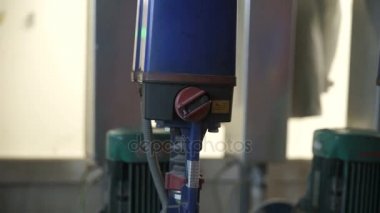 Ahşap işçiliği ve mobilya endüstrisi ve fabrikasında planlama makinesi. Makine ve aygıtın çalışma prensibi