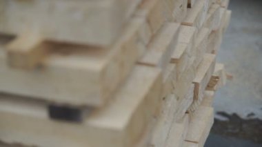 Depolama kereste. Kereste. Ahşap Ahşap yapı depo stok. Hırdavatçının raflara özenle yığılmış ahşap plakalar