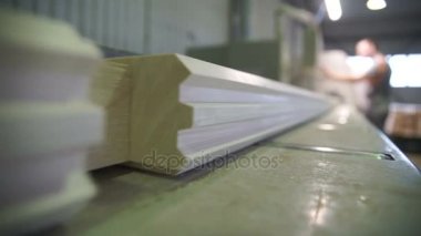 Mobilya imalatı. Mobilya parçaları bir modern ekipman bir konveyör kayışı ile yüklenir