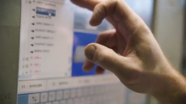 Bilgisayar kontrollü konveyör kemer endüstriyel ekipman endüstriyel atölye Fabrikası'nda çalışan programları donatım makine Modern ahşap teknolojisi otomatik üretim hattı fabrika işçisi için çalışır