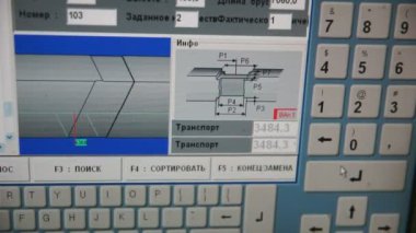 Fabrika işçisi bir endüstriyel atölye Modern ağaç işleme teknolojileri ahşap işleme sanayi ahşap