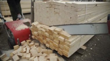 Kesme ahşap ahşap bir fabrikada. Yakın çekim. Kereste bir günlükleri kereste nerede kesilir enstitüsüdür