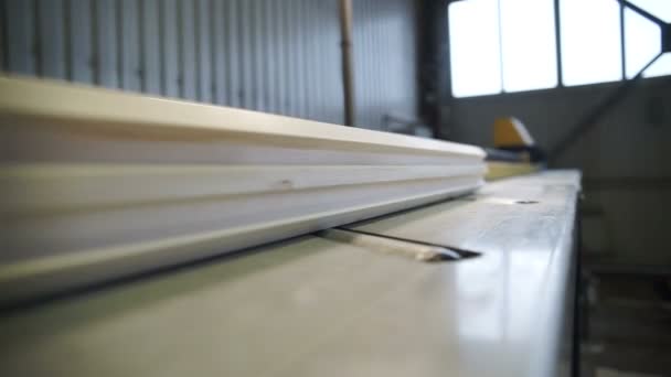 Línea para el procesamiento de madera en la planta de carpintería y mobiliario — Vídeos de Stock