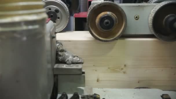 Barra de madera proviene de la máquina de pulir madera, dolly shot — Vídeo de stock
