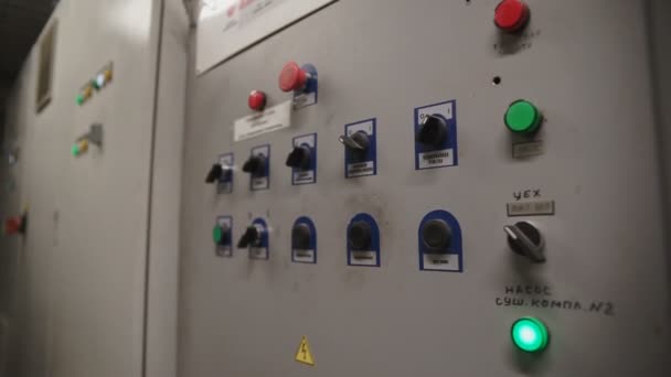 O trabalhador da fábrica está configurando a máquina de torno CNC na fábrica — Vídeo de Stock