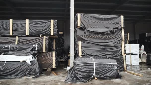 Trasporto pannelli in legno confezionati in cartone in magazzino. Stoccaggio di legname costruzione in legno in magazzino — Video Stock