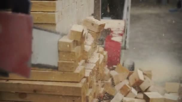 Dwars door het hout met een kettingzaag close-up — Stockvideo