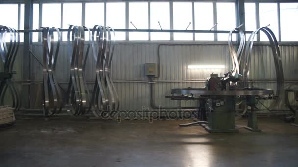 Parte del espacio de trabajo de la planta donde operan las máquinas, sierras de afilar, plantas de carpintería — Vídeos de Stock
