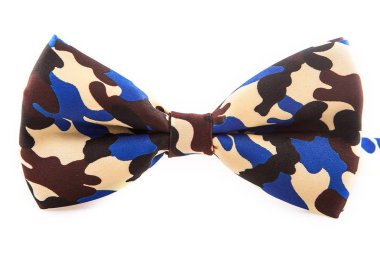 Beyaz izole zemin üzerinde üç renkli erkek yay