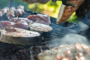 Pişmiş dilim birkaç balık Barbekü Izgara, açık havada pişmiş Somon Balık maşa, yakın çekim, Restoran, parti, sağlıklı gıda, Balık parçası üzerinde dönüm