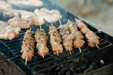 Bir mangal üzerinde bir tatil için hazırlanan domuz eti şiş kebap
