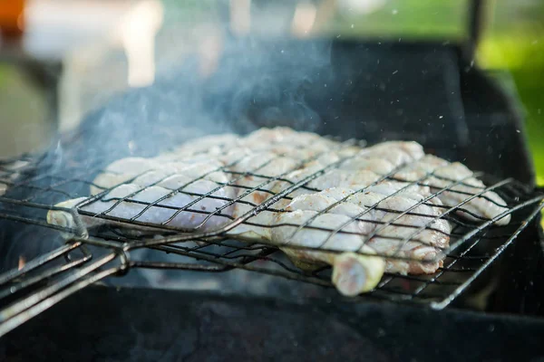Poulet rôti sur le gril. Poulet frit sur le barbecue grill cuit sur les charbons. Tabac au poulet ou tapaka au poulet. Cuisine géorgienne. — Photo