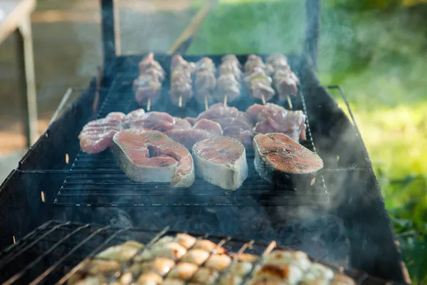 Гриль смесь мяса рыбы дым копченый барбекю — стоковое фото