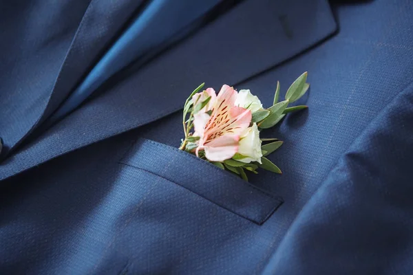 Homem de terno azul com laço azul, broche de flores, e, de perto — Fotografia de Stock