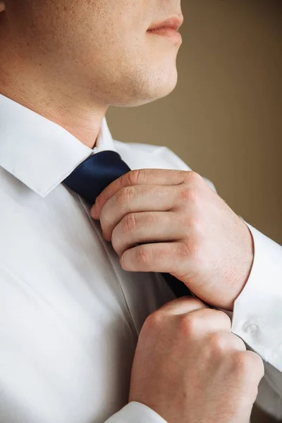 Zakenman in wit overhemd koppelverkoop de stropdas — Stockfoto