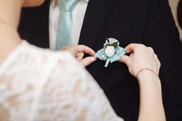 Любовники жених и невеста на их свадьбе — стоковое фото
