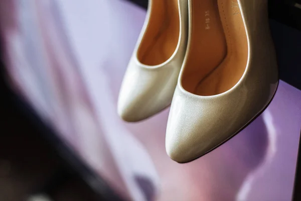 Chaussures blanches élégantes pour lumineux, mariée, prêt pour le mariage — Photo