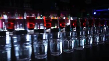kokteyl sayacı, ekleme, kırmızı, alkol sıvı ile yakın çekim