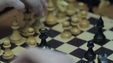 Eski arkadaşları ve tatil, tatil, iki eğleniyor ve satranç parkta yaşlı kadın figürleri yeniden şekillendirilmesi, elinde bir kadın olgun