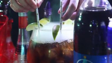 Yakın çekim, bir duman moleküler kokteyl cam, bir barda bir kokteyl kokteyl hazırlama, yakın, eller