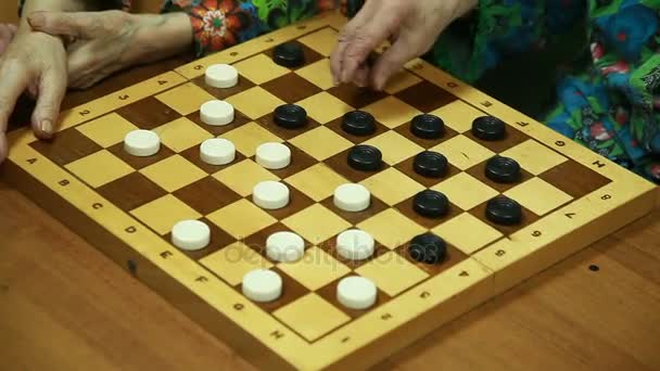 Старая женщина играет в шахматы на открытом воздухе или в комнате женщины играют в шахматы крупным планом, винтажные фигуры, концепция страсти и конкуренции, крупным планом — стоковое видео