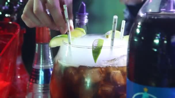 Närbild av skott, av en cocktail med en rök molekylär cocktailglas i en bar, förbereder cocktail, nära upp, händer — Stockvideo