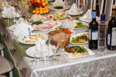 Çiçek aranjmanları ve mumlarla süslenmiş düğün tablo