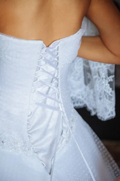 Bruiloft. Bruid in een mooie jurk, close-up, zoals thuis. Modieuze bruiloft stijl wordt neergeschoten close-up. Jonge aantrekkelijke brunette model, zoals bruid, korset — Stockfoto