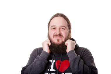 bir üst düzey şık yakışıklı siyah saçlı, siyah hoodie ayakta beyaz artalanları yatay resim üzerinde uzun gür sakallı görünümünü