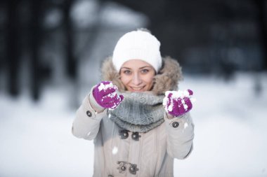güzel kız portre ile kar kış zamanında gülüyor..