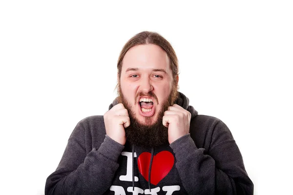 Portrait homme en colère à capuche barbe hurlant, mains près du cou — Photo