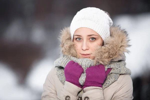 Mulher da Beleza de Inverno. Maquiagem de menina de Natal. Maquilhagem de férias. Snow Queen High Fashion Retrato sobre fundo de neve azul. Sombras oculares, cílios falsos e cristais nos lábios. Copiar espaço para o seu texto — Fotografia de Stock