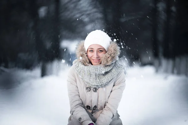 Mladá dívka zimní smyslné portrét. Krásná bruneta zírání venkovní se zavřenýma očima. — Stock fotografie