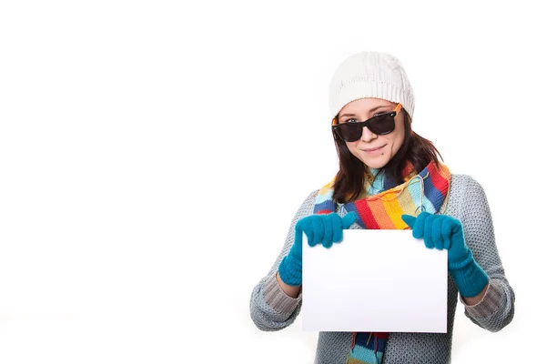 Retrato de una hermosa mujer joven sosteniendo un cartel en blanco, mirando hacia fuera desde detrás de él. mujer hermosa y signo en blanco — Foto de Stock