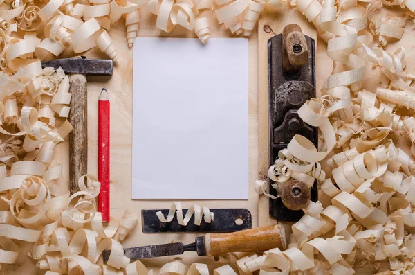 Trucioli di legno su uno sfondo di legno — Foto Stock