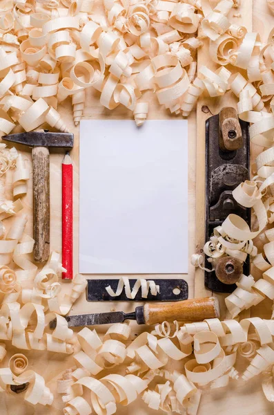 Trucioli di legno su uno sfondo di legno con strumenti — Foto Stock