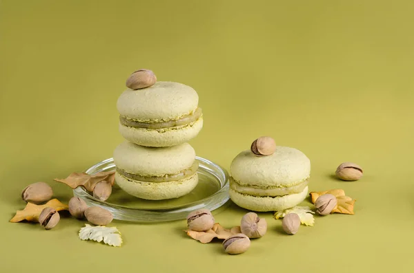 Macaron al pistacchio su fondo verde — Foto Stock