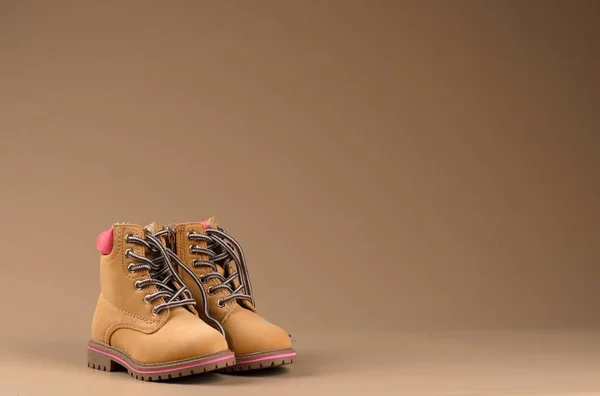 Mužské pracovní žluté boty — Stock fotografie