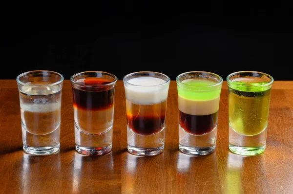 Cocktails shots een donkere achtergrond — Stockfoto