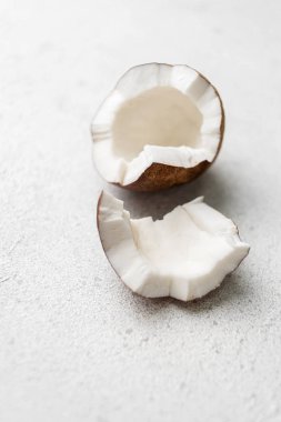 Hafif arkaplanda hindistan cevizi