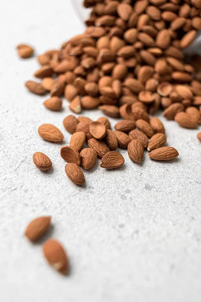 Almendras sobre un fondo claro — Foto de Stock