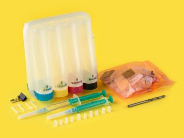 Sarı arkaplandaki bir yazıcı için