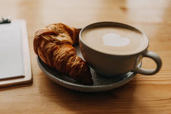 Coffee shop menu and croissant and cup of cappuccino — Stock Photo, Image