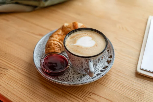 Coffee shop menu and croissant and cup of cappuccino — Stock Photo, Image