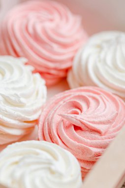 Kutuda beyaz ve pembe şekerlemeler