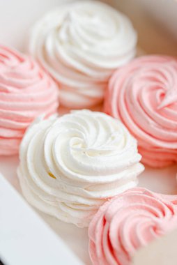 Kutuda beyaz ve pembe şekerlemeler