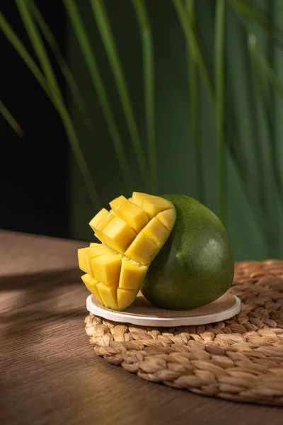 Cut Mango Tropical Background — Stock Photo, Image