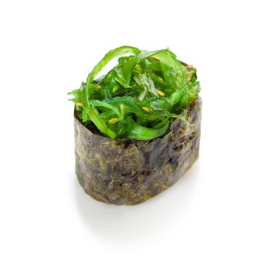 Beyaz arka planda chuka salatası olan suşi gunkanlar.