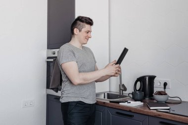 bir kişi video iletişimiyle uzaktan iletişim kurar