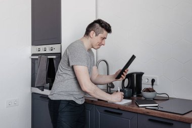 bir kişi video iletişimiyle uzaktan iletişim kurar